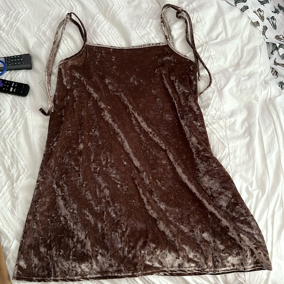 Missguided Shift Velvet Dress - Picture 1 of 3